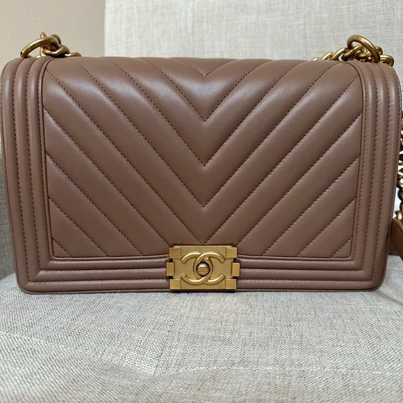 CHANEL AUTHENTIC, Chanel Medium Boy Bag - Picture 4 of 17